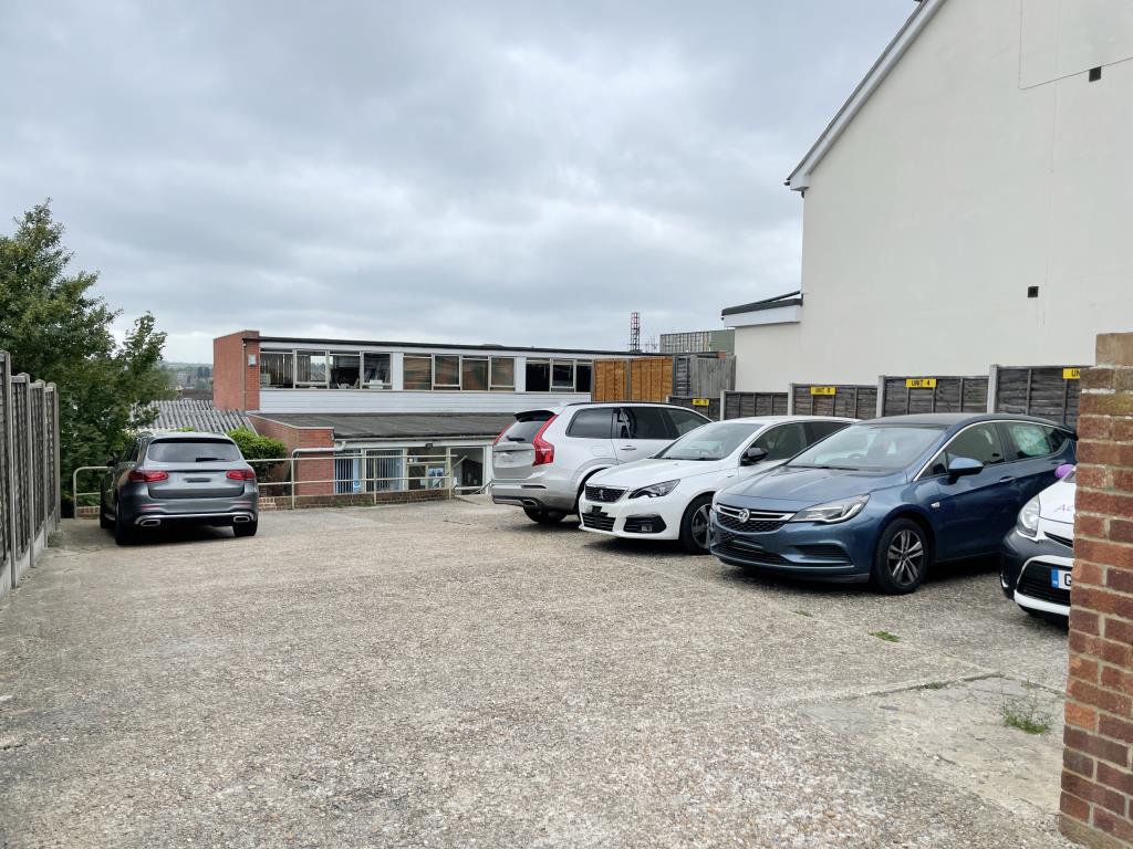 Lot: 82 - SUBSTANTIAL OFFICE BLOCK INVESTMENT WITH FUTURE POTENTIAL FOR DEVELOPMENT -